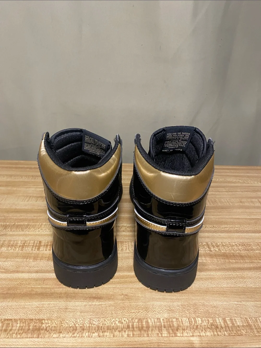 Jordan Air Jordan 1 Retro High OG Black Metallic Gold  shoes555088-032 Mens 8